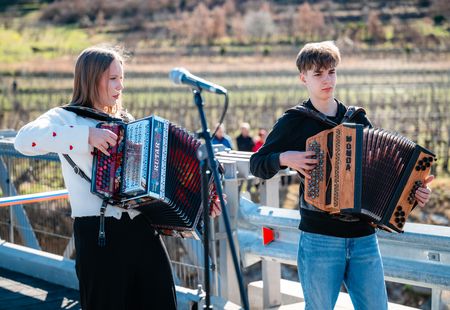 Slavnostna predaja namenu montažnega mostu med vasema Snežeče in Vedrijan