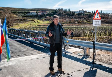 Slavnostna predaja namenu montažnega mostu med vasema Snežeče in Vedrijan