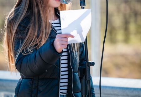 Slavnostna predaja namenu montažnega mostu med vasema Snežeče in Vedrijan