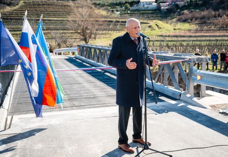 Slavnostna predaja namenu montažnega mostu med vasema Snežeče in Vedrijan