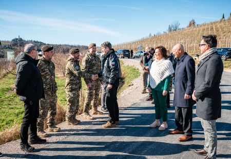 Slavnostna predaja namenu montažnega mostu med vasema Snežeče in Vedrijan