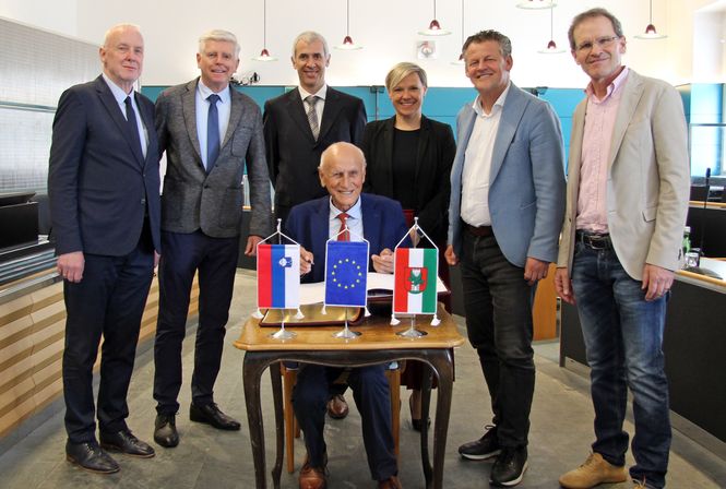 Župan Franc Mužič prejel zahvalno listino mesta Celovec
