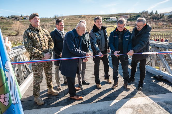 Slavnostna predaja namenu montažnega mostu med vasema Snežeče in Vedrijan