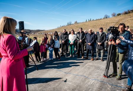 Slavnostna predaja namenu montažnega mostu med vasema Snežeče in Vedrijan