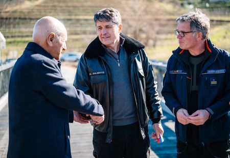 Slavnostna predaja namenu montažnega mostu med vasema Snežeče in Vedrijan