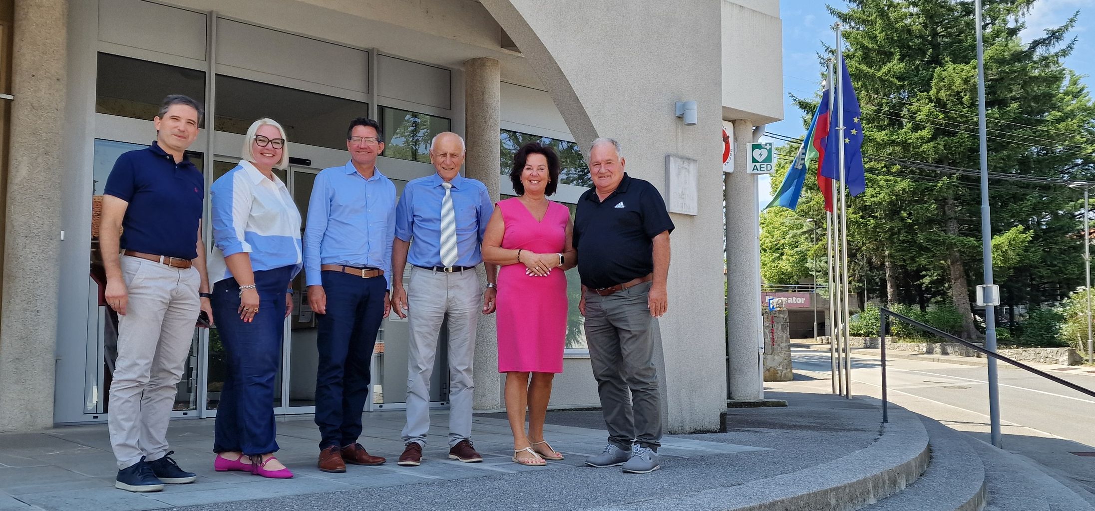 Obisk predsednika Kmetijske zbornice Koroške Siegfrieda Huberja_skupinska slika pred občinsko stavbo