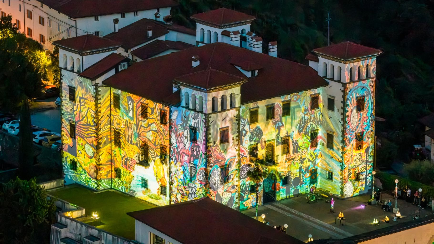 grad Dobrovo_dogodek Svetlobna grafika na pročelju Gradu Dobrovo_foto Zoso