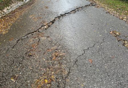 Vdor cestišča pod vasjo Fojana