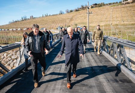 Slavnostna predaja namenu montažnega mostu med vasema Snežeče in Vedrijan